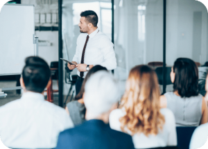 Homme présentant une formation à un groupe de personne