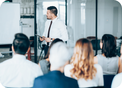 Homme présentant une formation à un groupe de personne