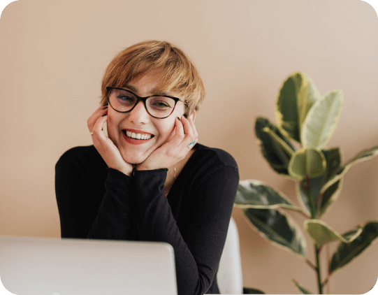 Femme souriante devant PC