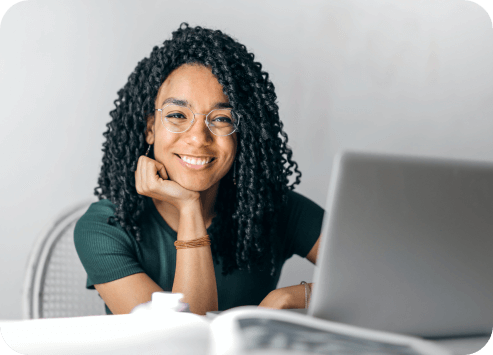 Femme souriante en train de créer un questionnaire en ligne