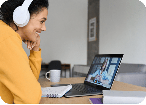 Femme en visioconférence devant PC