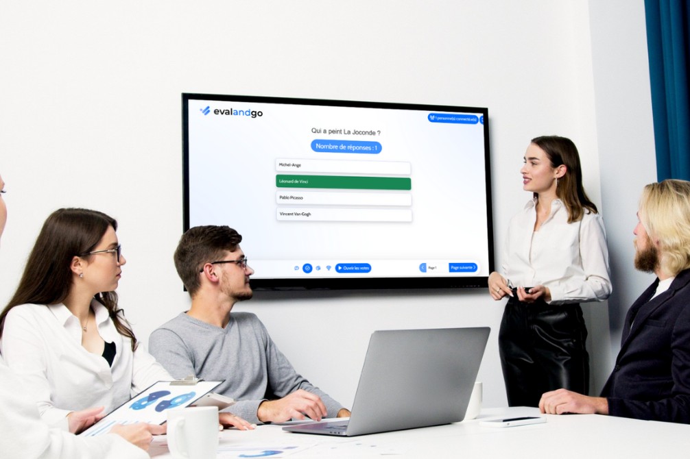 Groupe d'apprenants répondant à un quiz ou sondage interactif en direct lors d'une formation - Evalandgo Mode Live