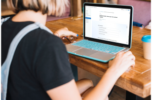 Etudiante devant son ordi portable, répondant à un test de connaissance en ligne sur Moodle, créer sur l'application Evalandgo. Evalandgo est une solution en ligne SaaS de questionnaire ligne, proposant la possibilité au formateur de connecter ce logiciel avec moodle pour faire des questionnaires, plus simple, performant et agréable.