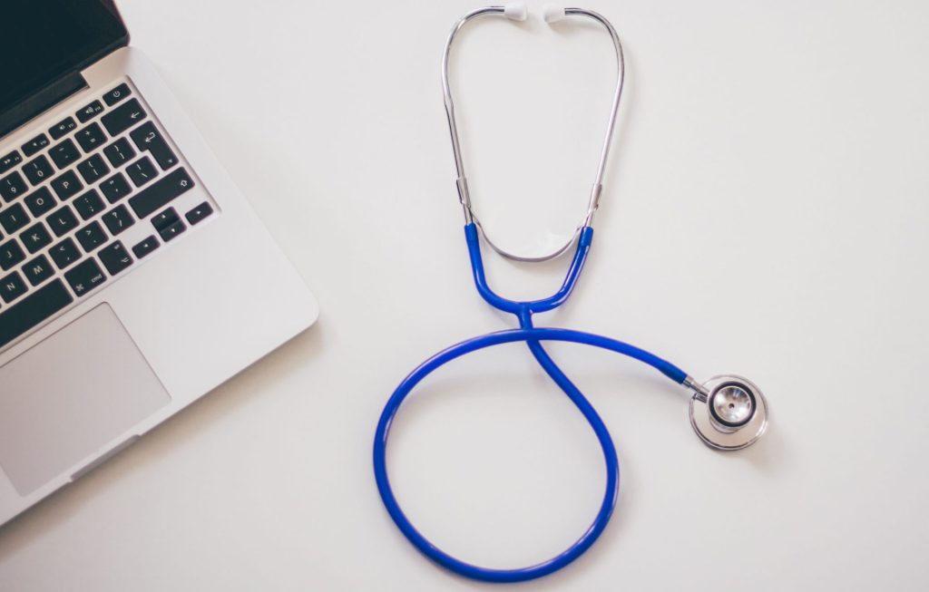 Image illustrant un ordi portable avec un stéthoscope. Image sur le site Evalandgo l'appli proposant une solution de questionnaire en ligne Francais, sécurisé et pour les entreprises.