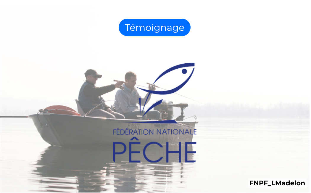 Photo de deux pêcheurs en rivière avec le logo FNPF, illustrant le témoignage client FNPF sur Evalandgo.